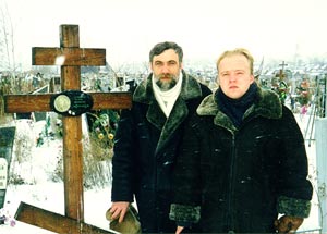 Андрей со старшим сыном Родионом на могиле матери. 1998г.