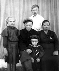  
  1-й ряд: Андрей; 2-й ряд: сестра Вера, отец Р.А.Сковорода, мать М.Д.Сковорода; 3-й ряд: брат Лев. 1956г.